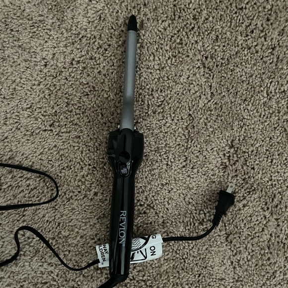 Revlon Curling iron 1/2” barrel - Picture 1 of 1